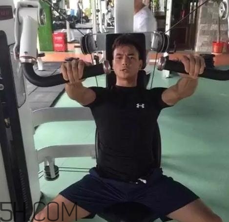坐姿推胸練哪里？坐姿推胸動作要領
