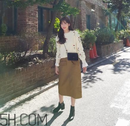 白色毛衣搭配什么裙子？白色毛衣搭配裙子圖片