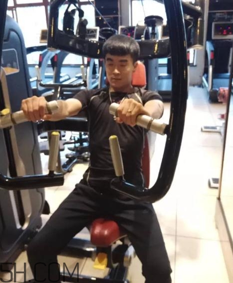 坐姿推胸多重合適？坐姿推胸怎么確定重量？