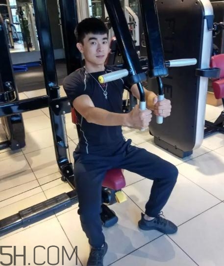 坐姿推胸多重合適？坐姿推胸怎么確定重量？