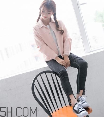 粉色衣服配什么顏色的褲子？粉色衣服搭配褲子圖片