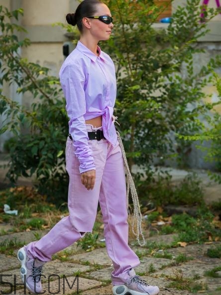 粉色衣服配什么顏色的褲子？粉色衣服搭配褲子圖片