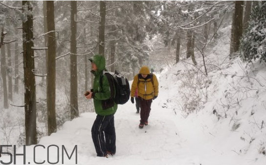 下雪爬山要準(zhǔn)備什么？爬山后小腿疼怎么按摩？