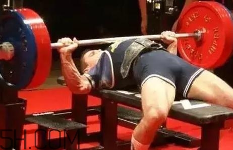 什么是斷頭臺臥推？杠鈴斷頭臺臥推怎么做？