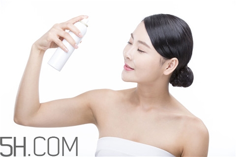 青春痘能用紅霉素軟膏嗎？青春痘能用蘆薈膠嗎？