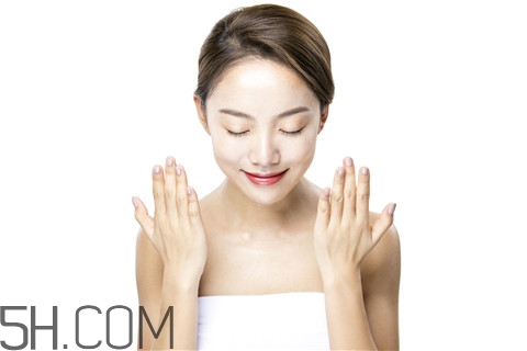 青春痘能用紅霉素軟膏嗎？青春痘能用蘆薈膠嗎？