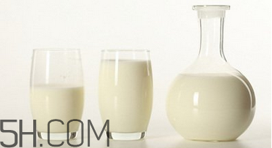 不宜喝牛奶的人群有哪些？牛奶和哪些食物相克？