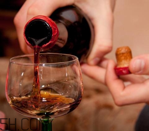 喝酒會引起尿酸偏高嗎？喝酒會引起尿毒癥嗎？