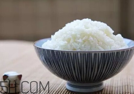 煮飯用熱水還是冷水？煮飯要放多少水