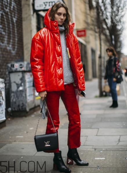 紅色羽絨服怎么搭配？紅色羽絨服搭配圖片