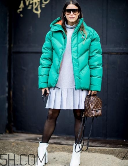 羽絨服搭配什么裙子好看？羽絨服搭配裙子圖片