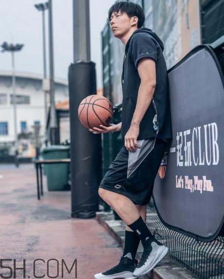 under armour curry 4黑白配色上腳效果怎么樣？