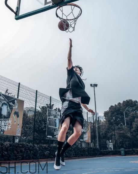 under armour curry 4黑白配色上腳效果怎么樣？