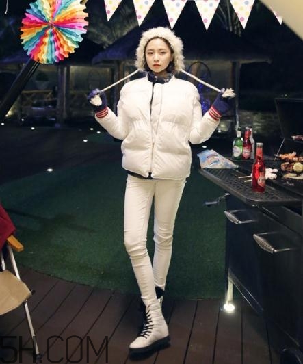 白色羽絨服配什么鞋子？白色羽絨服搭配鞋子圖片