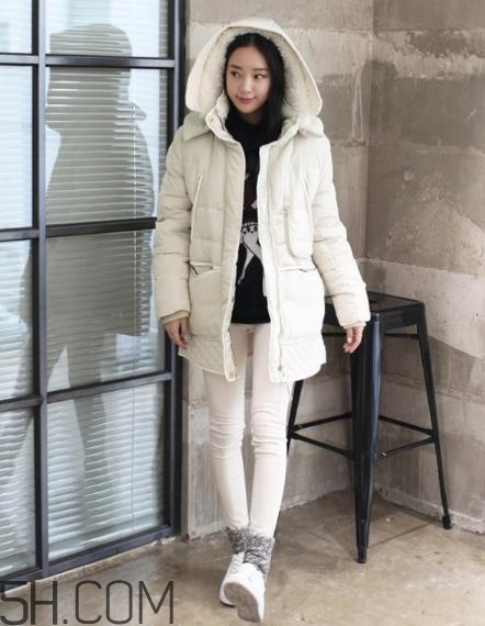 白色羽絨服配什么褲子？白色羽絨服搭配褲子圖片