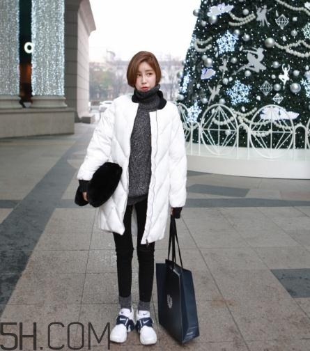 白色羽絨服配什么褲子？白色羽絨服搭配褲子圖片