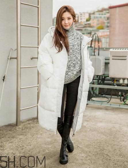 白色羽絨服配什么顏色毛衣？白色羽絨服搭配毛衣圖片