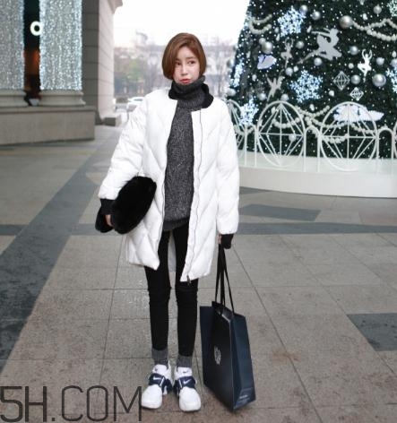 白色羽絨服配什么顏色毛衣？白色羽絨服搭配毛衣圖片