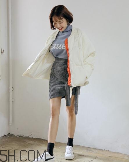 白色羽絨服配什么顏色毛衣？白色羽絨服搭配毛衣圖片