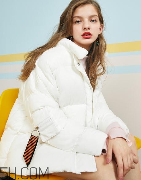 白色羽絨服怎么保存不發(fā)黃？白色羽絨服怎么打理？