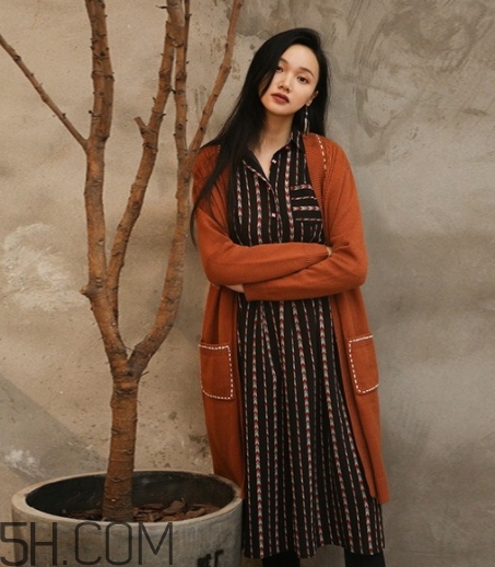 焦糖色衣服怎么搭配？焦糖色衣服搭配示范
