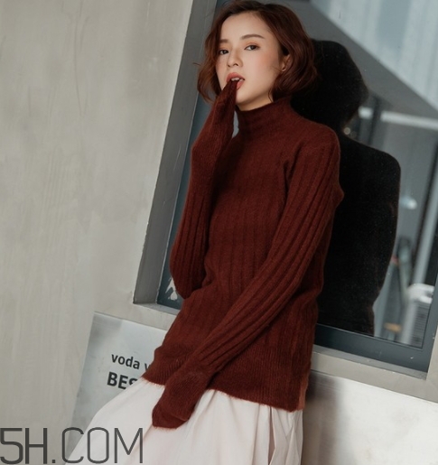 焦糖色衣服怎么搭配？焦糖色衣服搭配示范