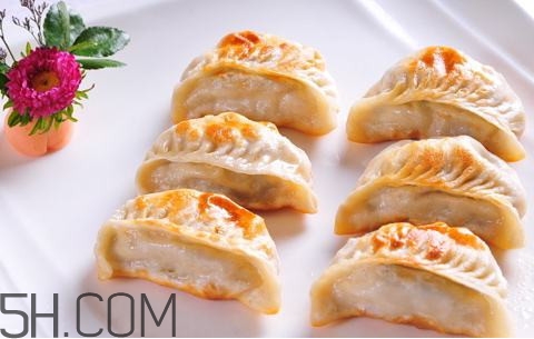 煎餃是先煮熟還是蒸熟？煎餃和鍋貼有什么區(qū)別