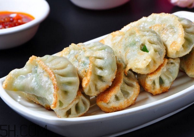 煎餃是先煮熟還是蒸熟？煎餃和鍋貼有什么區(qū)別