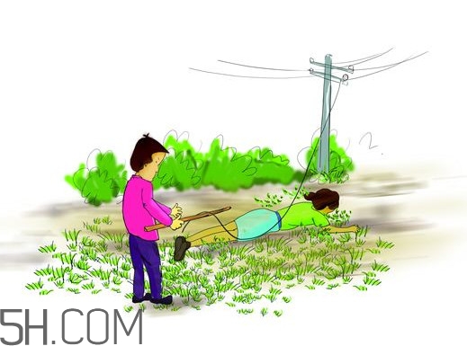人穿著塑料拖鞋會觸電嗎？220V家用電觸電能使人致殘致死嗎
