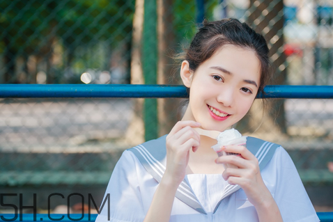 美寶蓮小燈管16號(hào)奶茶色好看嗎？學(xué)生黨口紅什么顏色好看？
