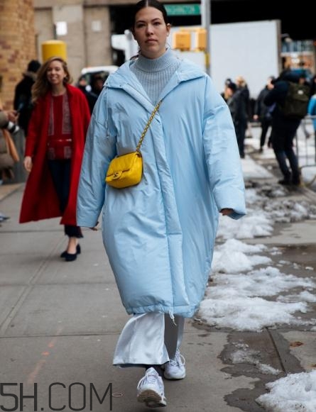 羽絨服搭配闊腿褲好看嗎？羽絨服配闊腿褲圖片