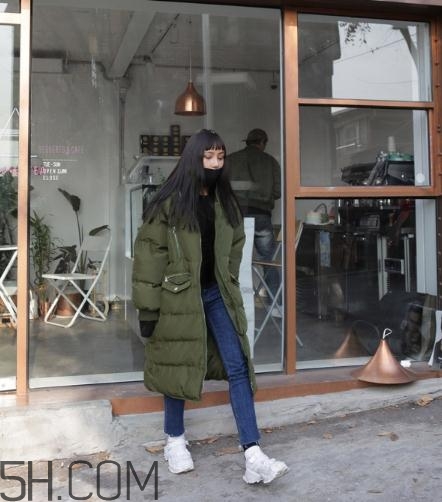 軍綠色羽絨服怎么搭配？軍綠色羽絨服搭配圖片