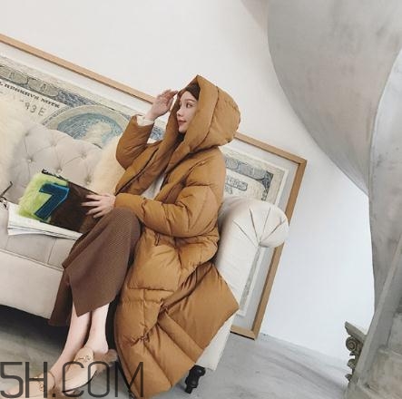 焦糖色羽絨服配什么顏色好看？焦糖色羽絨服搭配圖片