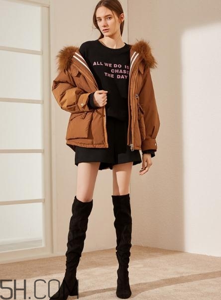 焦糖色羽絨服配什么顏色好看？焦糖色羽絨服搭配圖片