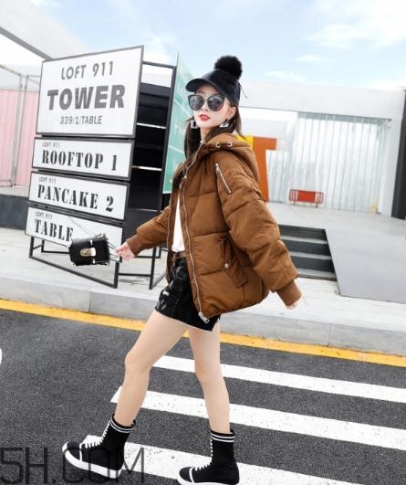 焦糖色羽絨服配什么顏色好看？焦糖色羽絨服搭配圖片
