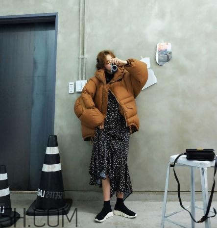 焦糖色羽絨服配什么顏色好看？焦糖色羽絨服搭配圖片