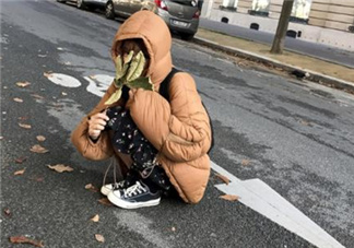 焦糖色羽絨服配什么顏色好看？焦糖色羽絨服搭配圖片