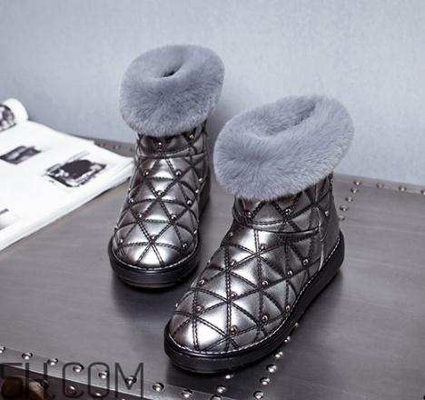 穿雪地靴要穿襪子嗎？雪地靴要光腳穿才保暖嗎？