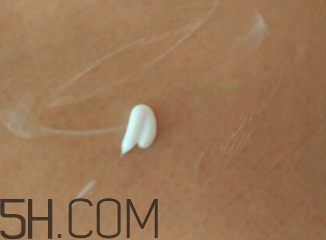 雅芳小黑裙香體乳怎么樣？雅芳小黑裙香體乳好用嗎？