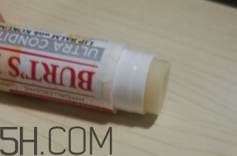 小蜜蜂細致修護唇膏很油嗎？夏天用合適嗎？