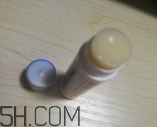 小蜜蜂細致修護唇膏很油嗎？夏天用合適嗎？