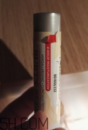 小蜜蜂細致修護唇膏很油嗎？夏天用合適嗎？