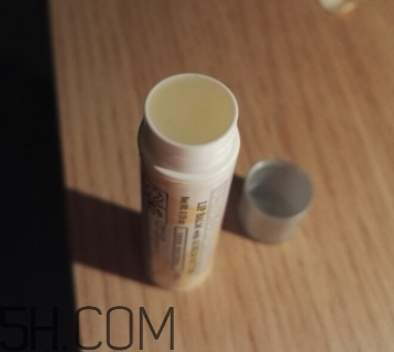 小蜜蜂細致修護唇膏很油嗎？夏天用合適嗎？