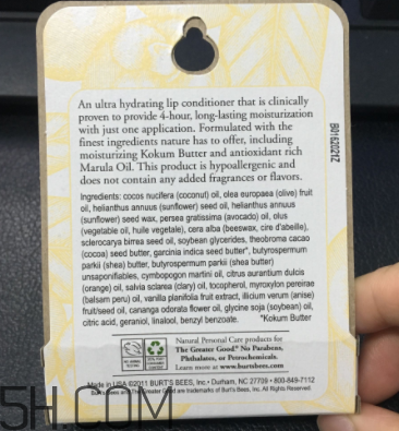 小蜜蜂細致修護唇膏很油嗎？夏天用合適嗎？
