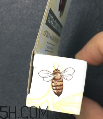 小蜜蜂細致修護唇膏很油嗎？夏天用合適嗎？