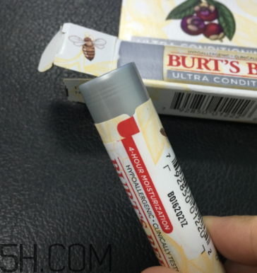 小蜜蜂細致修護唇膏很油嗎？夏天用合適嗎？