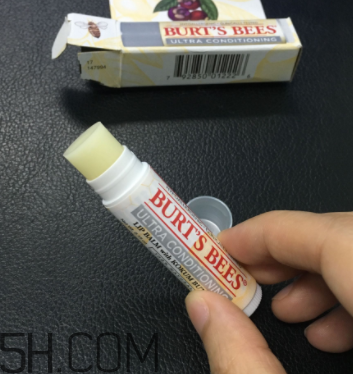 小蜜蜂細致修護唇膏很油嗎？夏天用合適嗎？