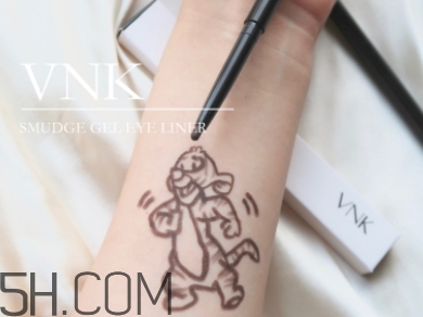 vnk眼線膠筆怎么用？vnk眼線筆使用方法