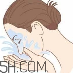 怎么用卸妝油不傷皮膚？卸妝油使用注意事項(xiàng)