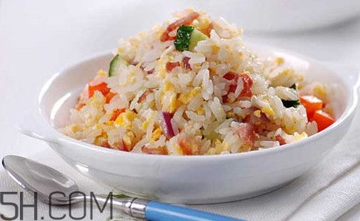 蛋炒飯?jiān)趺醋鲎屆恳活w米上都有蛋？蛋炒飯有什么營養(yǎng)